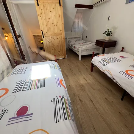 アパート Nikolina トロギール